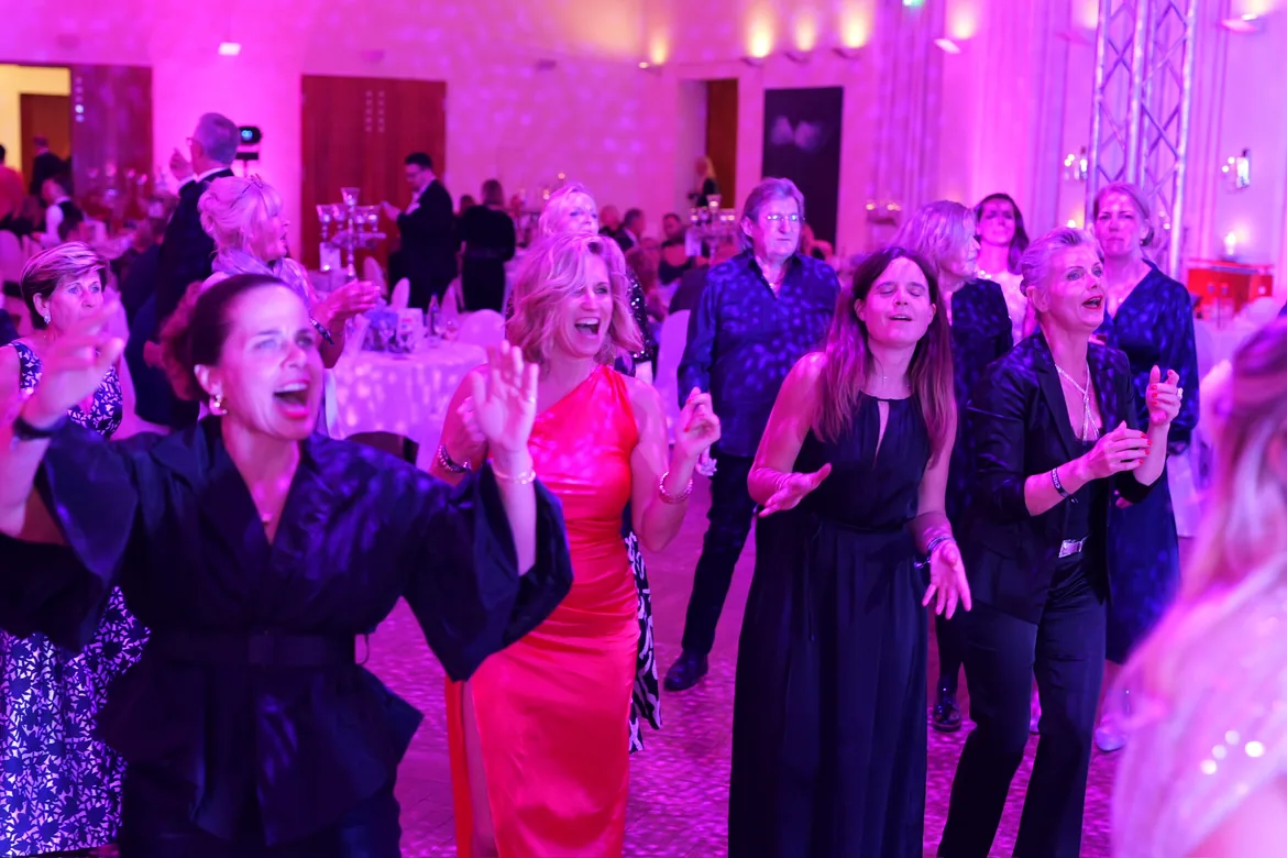 Gäste tanzen bei der Benefizgala 2024