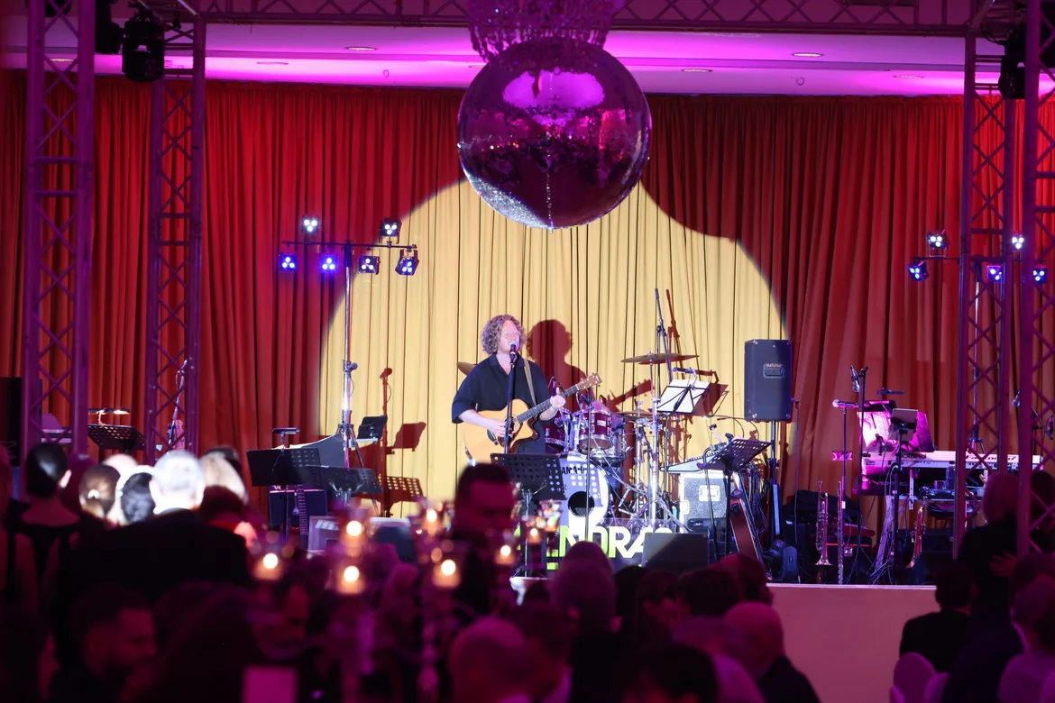 Bühne und festlich gedeckte Tische bei der Benefizgala 2025